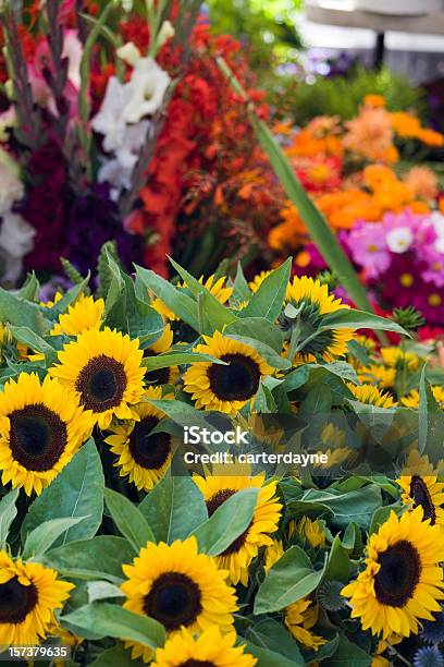 Foto de Ao Ar Livre Com Flores Frescas No Mercado De Agricultores Street e mais fotos de stock de Amarelo