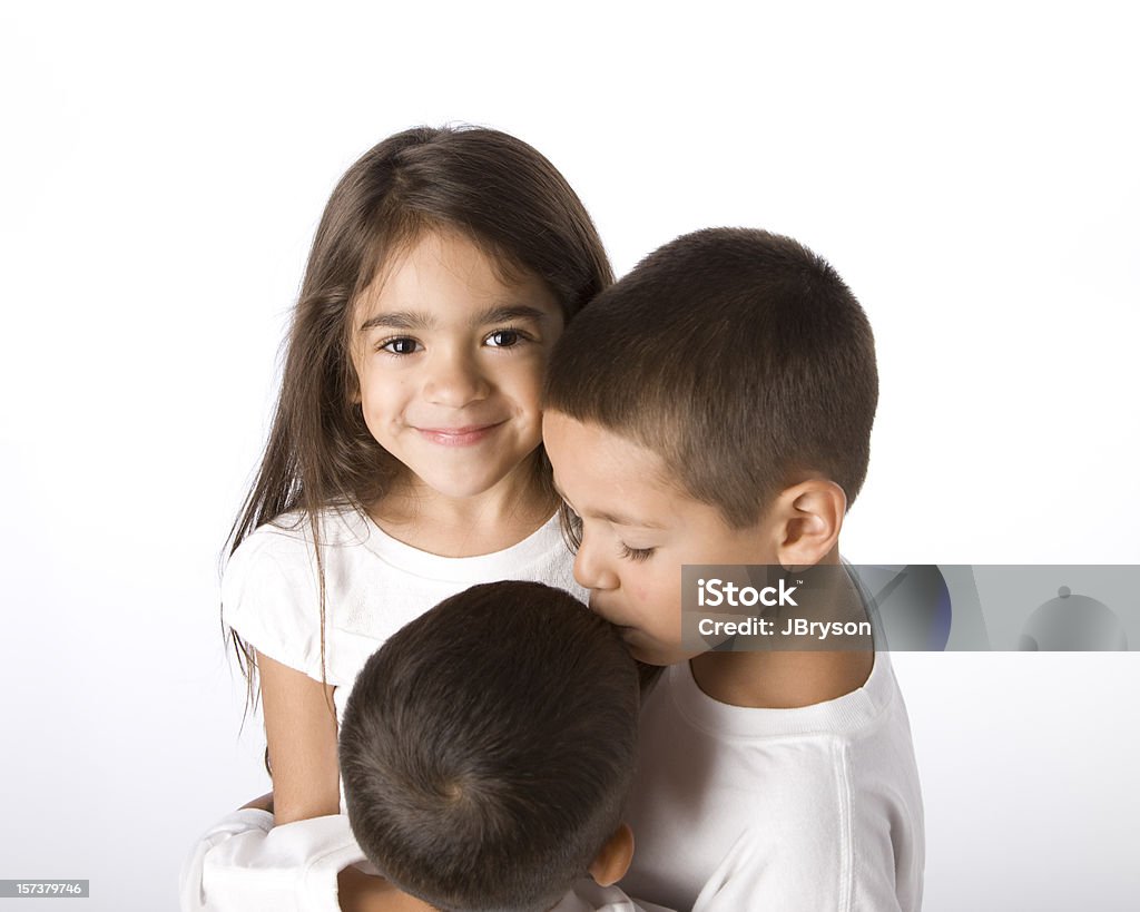 Hispanic hermanos abrazar - Foto de stock de 2-3 años libre de derechos