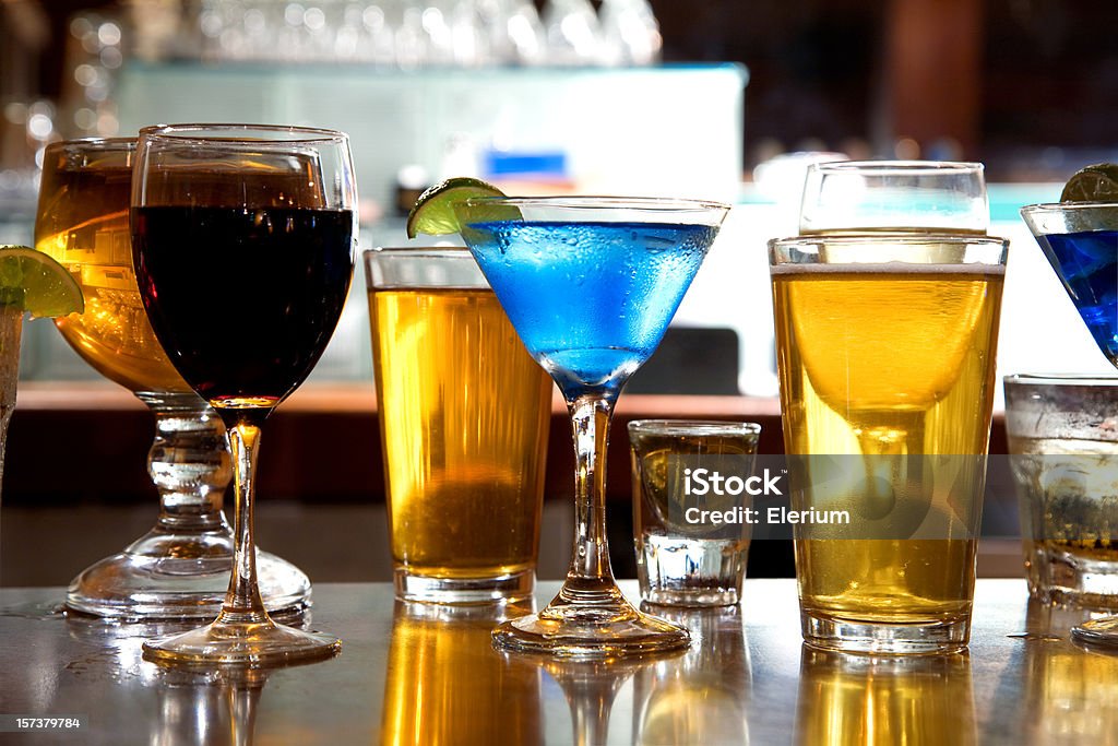Boissons alcoolisées sur un Bar - Photo de Bière libre de droits
