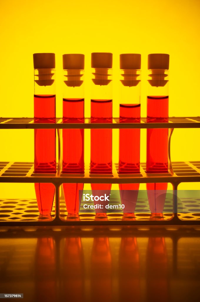 Тестовые пробирки с красной жидкости - Стоковые фото Высокий контраст роялти-фри