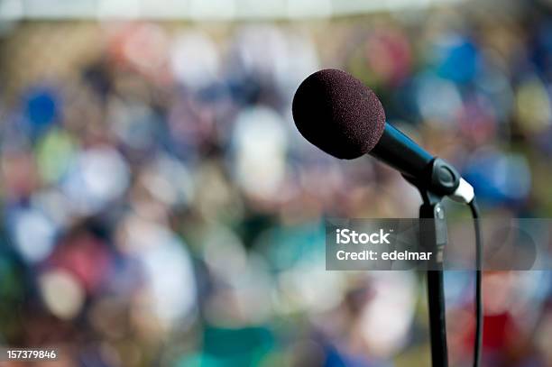 Acaba Com Eles - Fotografias de stock e mais imagens de Discurso - Discurso, Medo, Multidão