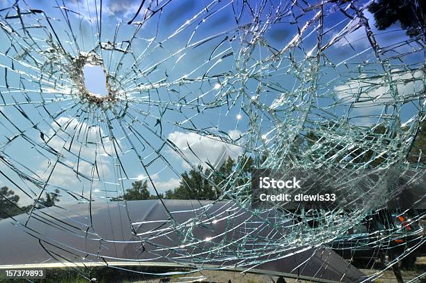 Разрушенное Лобовое Стекло — стоковые фотографии и другие картинки Автомобиль - Автомобиль, Сломанный, Лобовое стекло