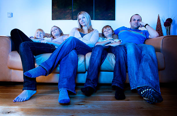 gelangweilt, listless gesichter auf eine familie watching tv - sibling brother family with three children sister stock-fotos und bilder