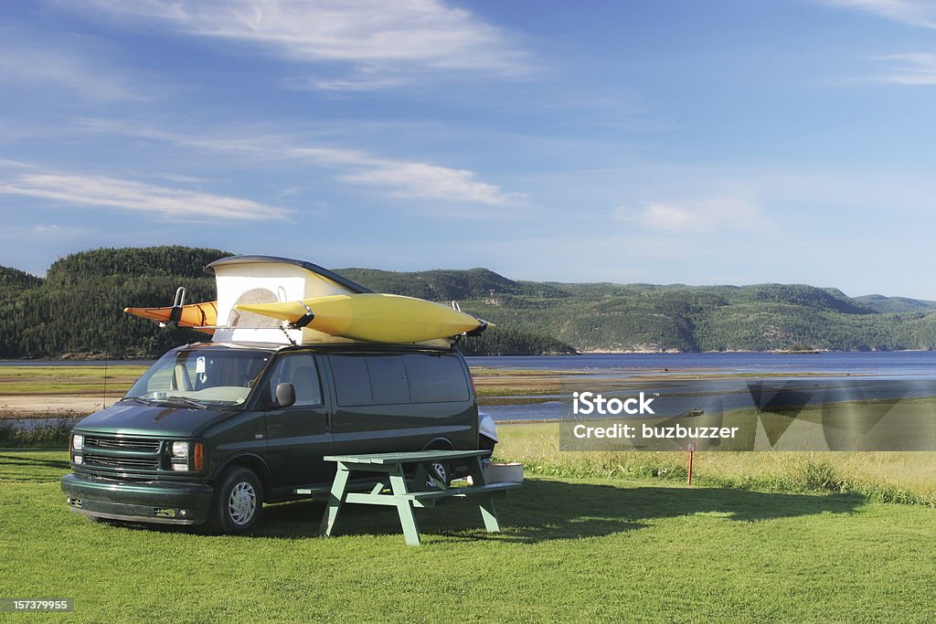 Camping vannear o Saguenay margem do rio - Foto de stock de Acampar royalty-free