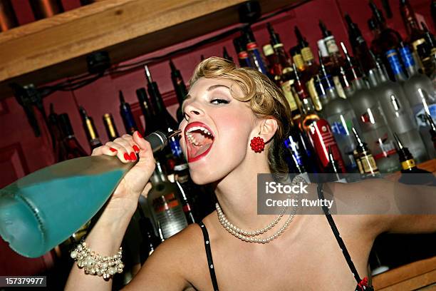 Party Ragazza - Fotografie stock e altre immagini di Bar - Bar, Donne, Rossetto rosso