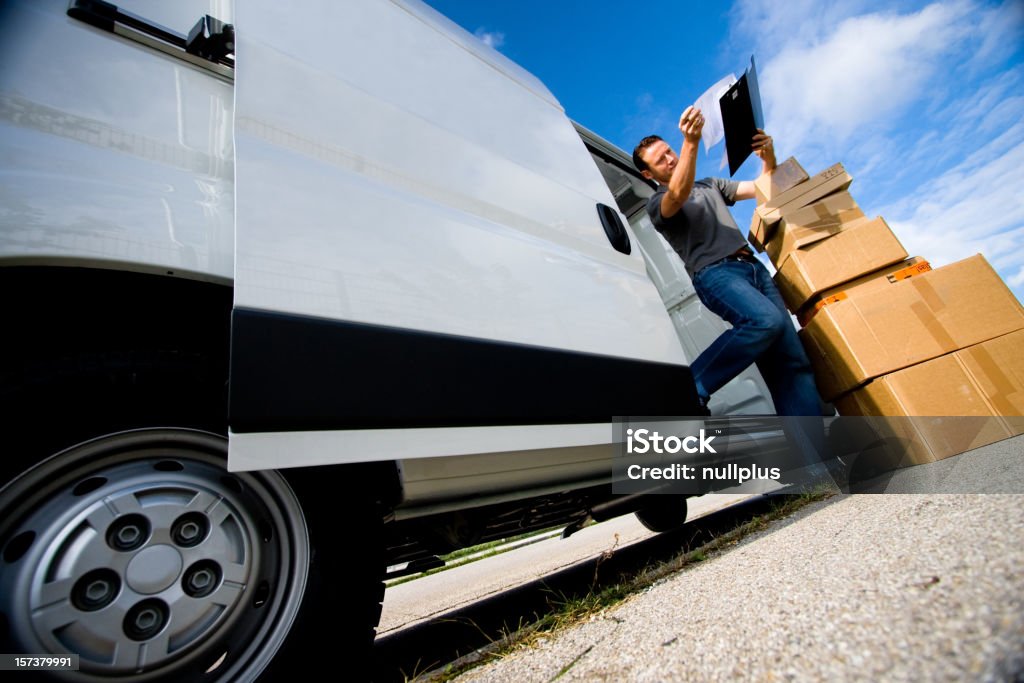 Hombre entrega Cajas de camión de descarga - Foto de stock de Minifurgoneta libre de derechos