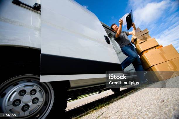 Hombre Entrega Cajas De Camión De Descarga Foto de stock y más banco de imágenes de Minifurgoneta - Minifurgoneta, Negocio, Repartidor