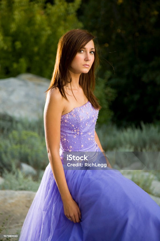 Молодая женщина в формальных платье - Стоковые фото Выпускной вечер роялти-фри