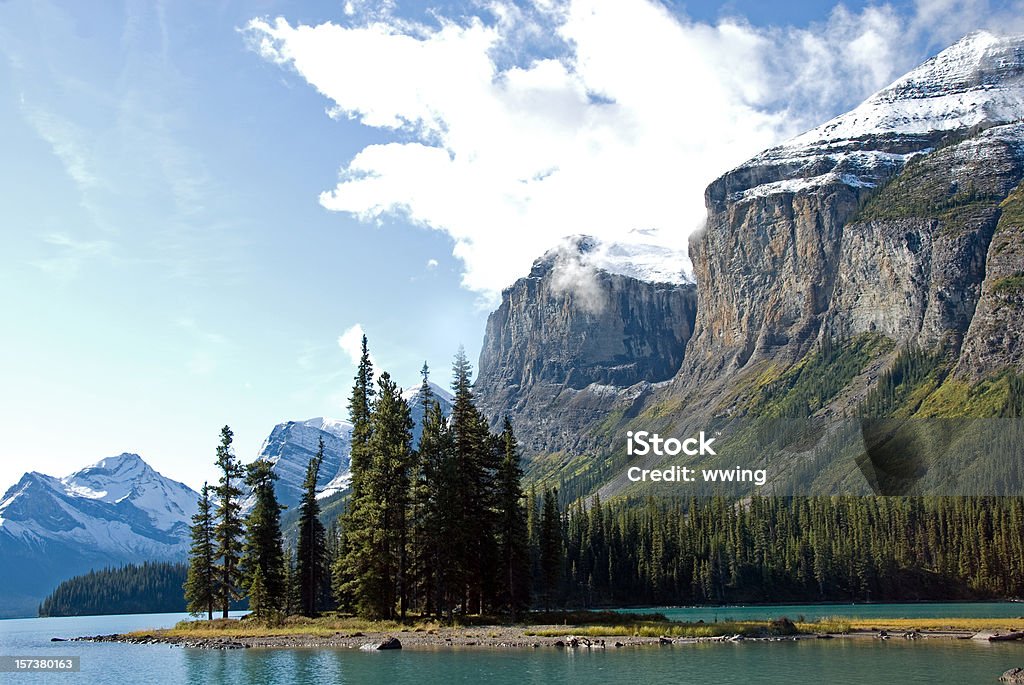 Blick auf den spirit island in the Rockies vor blauem Himmel - Lizenzfrei Berg Stock-Foto