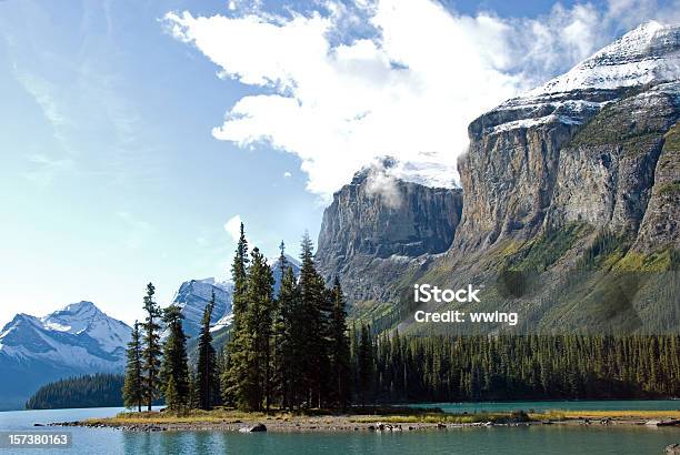 Blick Auf Den Spirit Island In The Rockies Vor Blauem Himmel Stockfoto und mehr Bilder von Berg