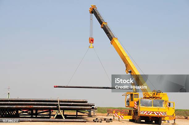 Foto de Levantamento De Crane e mais fotos de stock de Guindaste - Maquinaria de Construção - Guindaste - Maquinaria de Construção, Guindaste, Carregamento - Atividade