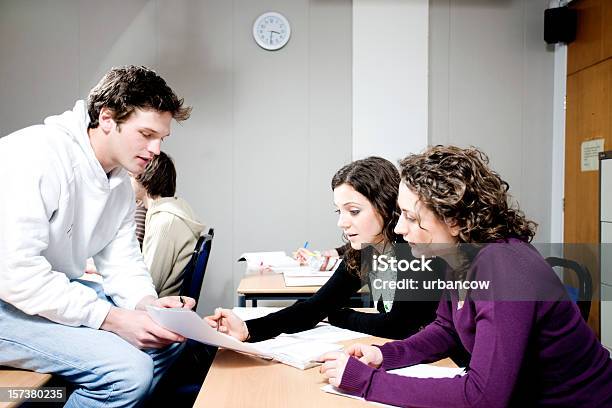 Photo libre de droit de Étudiant À Laide banque d'images et plus d'images libres de droit de Étudiant en université - Étudiant en université, Étudier, Adulte