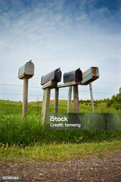 Buzones En Carretera De Campo Foto de stock y más banco de imágenes de Aire libre - Aire libre, Anticuado, Arreglo