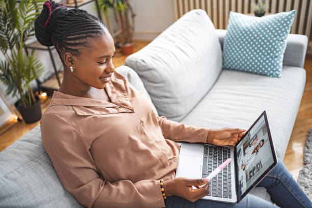 чернокожая женщина проводит онлайн-консультацию со своим врачом дома по поводу своей беременности - pregnancy test test type medical test test method стоковые фото и изображения