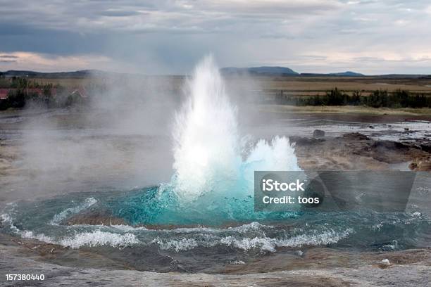 Geiser Strokkur Erupción Foto de stock y más banco de imágenes de Hervir - Hervir, Agua, Géiser