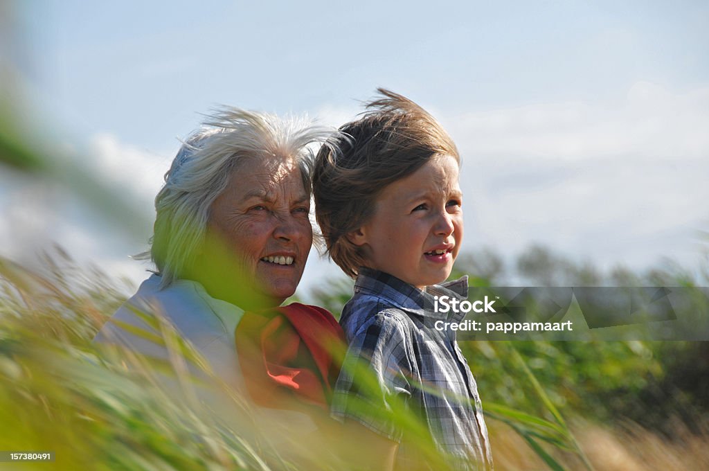 Бабушка (пожилая женщина) и Внук in the wind - Стоковые фото 60-69 лет роялти-фри