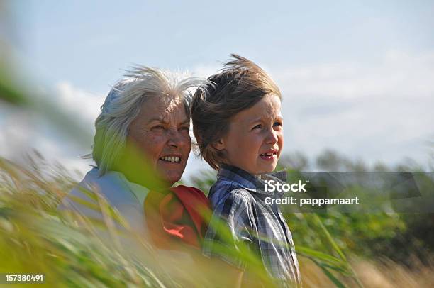 Бабушка И Внук In The Wind — стоковые фотографии и другие картинки 60-69 лет - 60-69 лет, Белые волосы, Близость