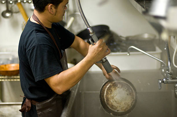 zmywarka do naczyń - washing dishes restaurant manual worker commercial kitchen zdjęcia i obrazy z banku zdjęć