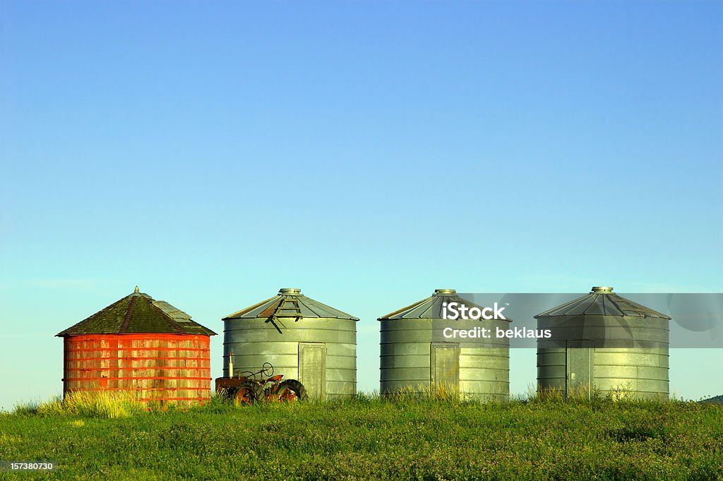 Silos de cereais e trator - Foto de stock de Silo - Depósito de Provisões royalty-free