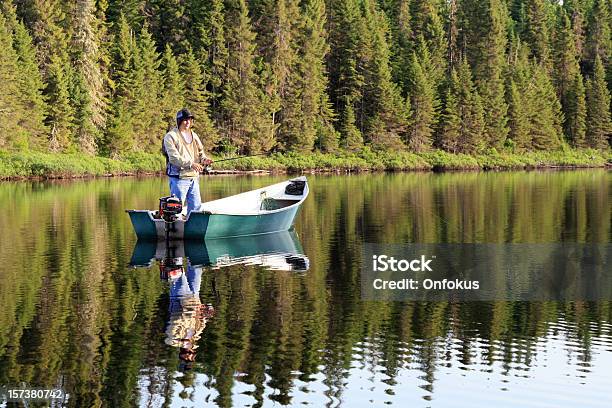 Pescador Pesca Em Um Lago Calmo - Fotografias de stock e mais imagens de Veículo Aquático - Veículo Aquático, Lago, Pesca