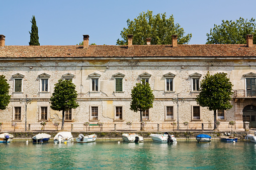 boats in front of Italien house