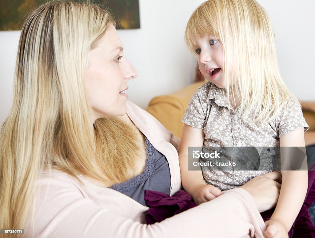 Mãe e filha juntos em casa objectiva União - Foto de stock de Criança royalty-free