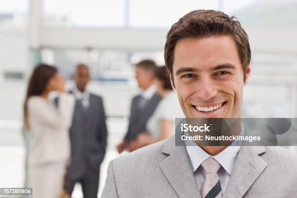 Porträt Von Glücklichen Jungen Geschäftsmann Stockfoto und mehr Bilder von 20-24 Jahre - 20-24 Jahre, Anzahl von Menschen, Anzug