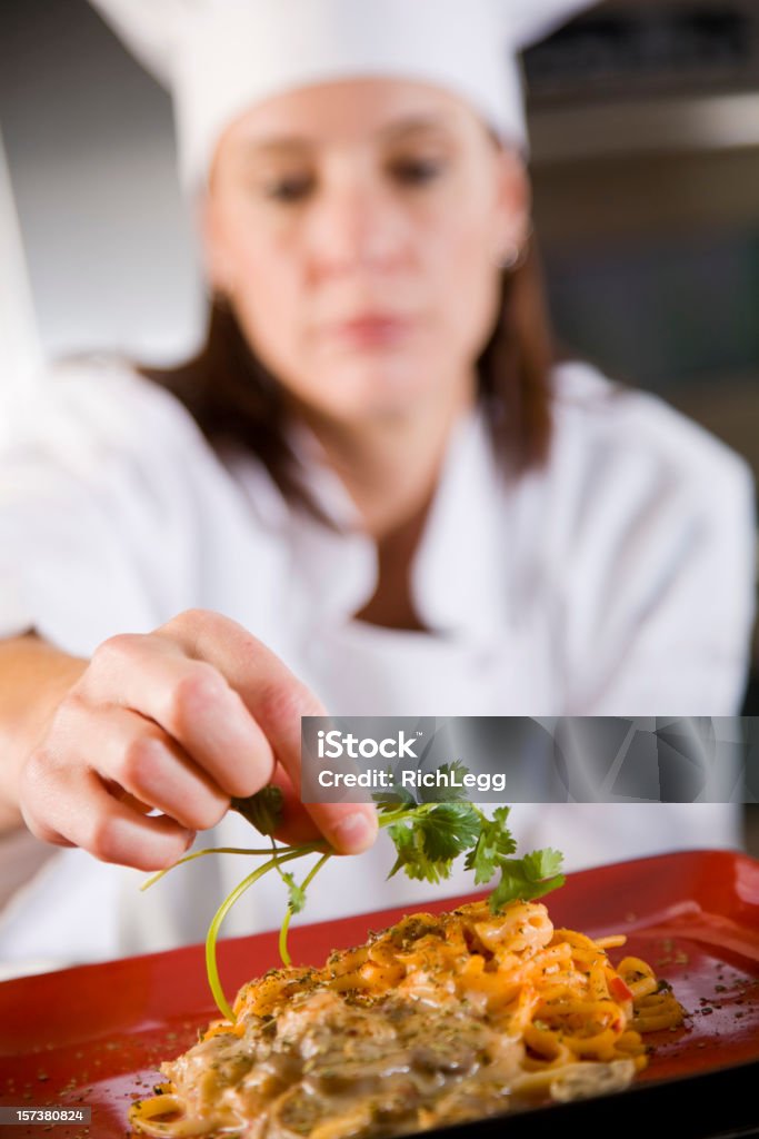 Chef en una cocina de trabajo - Foto de stock de Agarrar libre de derechos