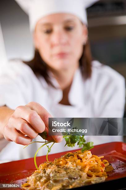 Chef En Una Cocina De Trabajo Foto de stock y más banco de imágenes de Agarrar - Agarrar, Mujeres, Plato - Vajilla