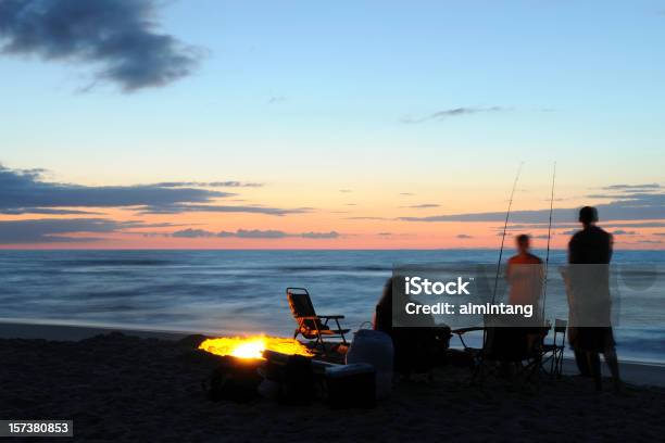 Esperando Daybreak Foto de stock y más banco de imágenes de Isla de Assateague - Isla de Assateague, Camping, Agua