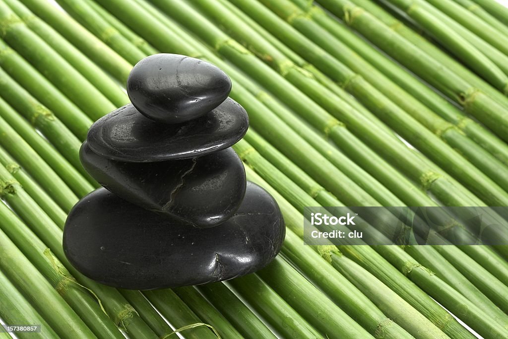 Warme Steine tower auf grünen Bambus - Lizenzfrei Alternative Medizin Stock-Foto