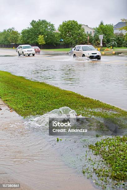 交通あふれる Street - 下水道のストックフォトや画像を多数ご用意 - 下水道, 嵐, 洪水