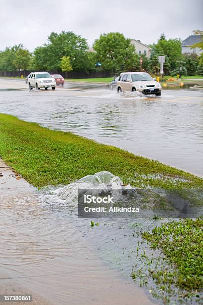 Tráfego De Rua Inundada - Fotografias de stock e mais imagens de Esgoto - Esgoto, Tempestade, Enchente