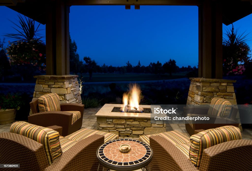 Fire Pit pokład w nocy - Zbiór zdjęć royalty-free (Patio)