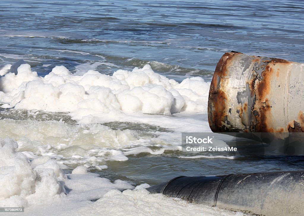 Métaux vieux tuyau rouillé spewing la pollution de l'air sur la baie - Photo de Conduite d'eau libre de droits