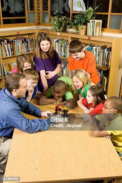 Photo libre de droit de Étudiants Avec Professeur Étudiant De La Science banque d'images et plus d'images libres de droit de Enfant - Enfant, Salle de classe, Bibliothèque