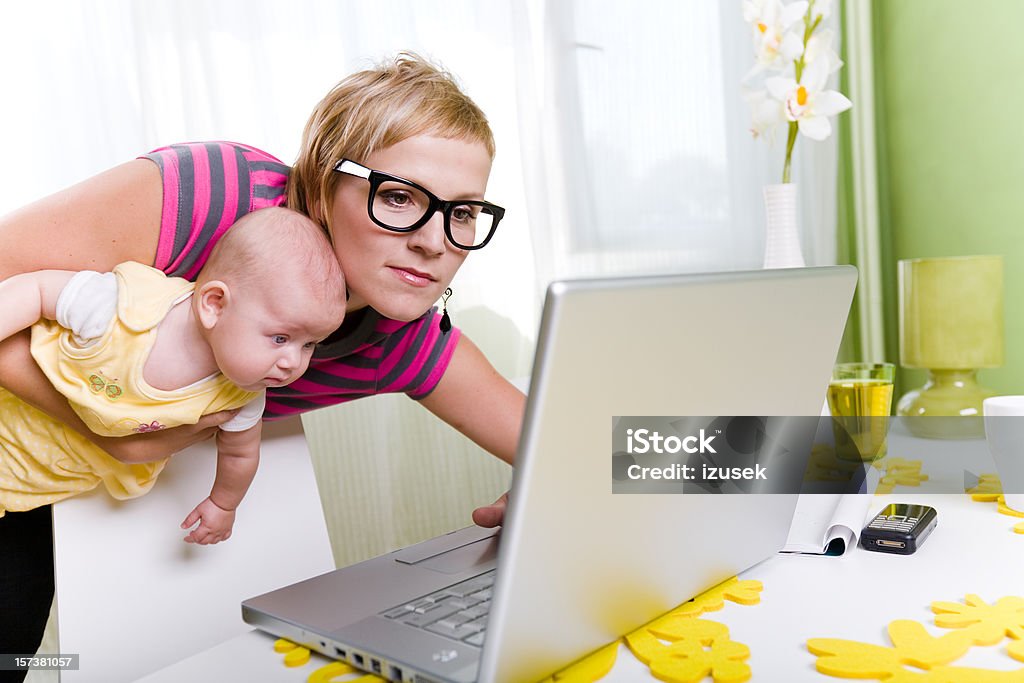 Mutter und baby mit laptop - Lizenzfrei Alleinerzieherin Stock-Foto