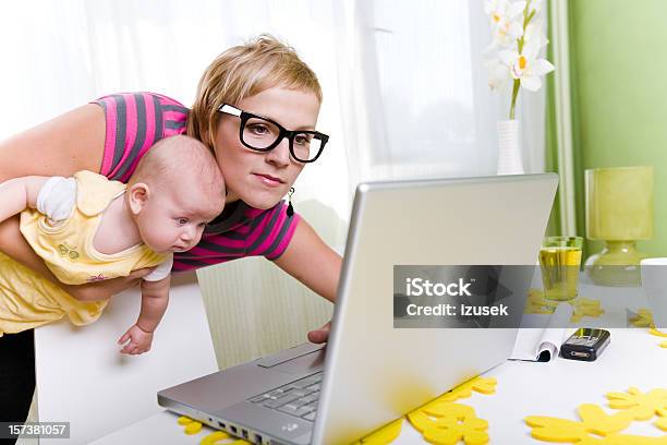 Mutter Und Baby Mit Laptop Stockfoto und mehr Bilder von Alleinerzieherin - Alleinerzieherin, Arbeiten von Zuhause, Baby