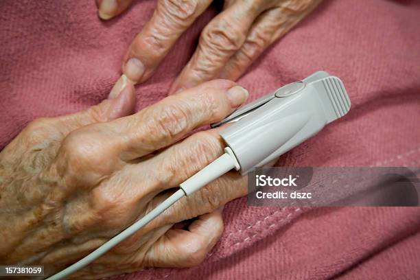 Starsza Kobieta Ręce Z Czujnika Tlenu W Szpitalu Er - zdjęcia stockowe i więcej obrazów Choroba zwyrodnieniowa stawów