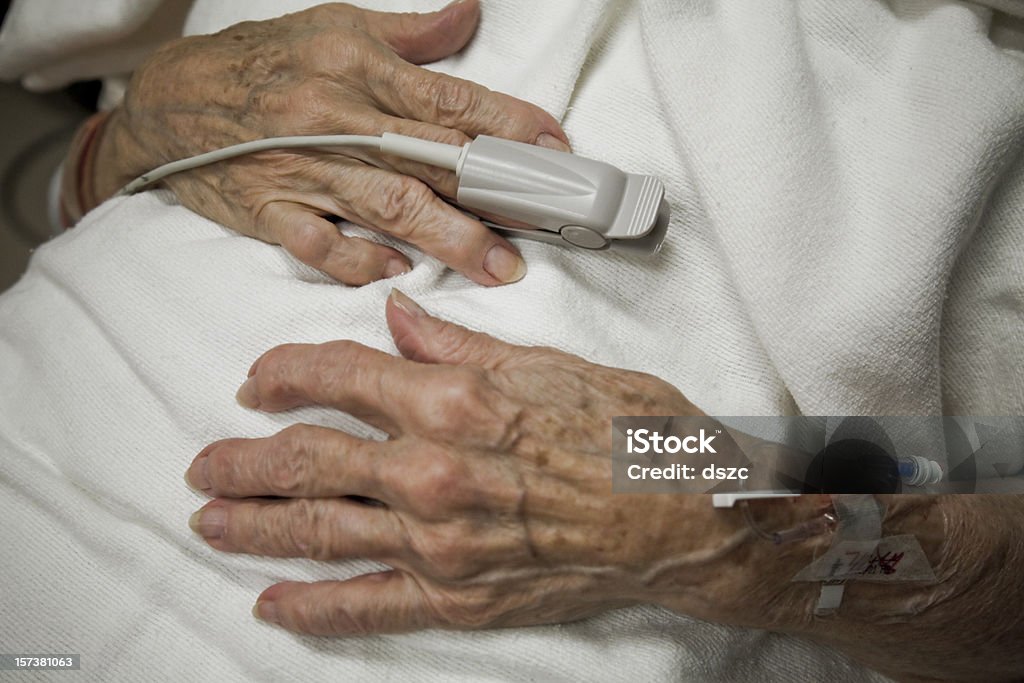 Femme âgée Arthrite mains, oxygène capteur, de Perfusion intraveineuse, ER hospital - Photo de Mort - Concepts libre de droits