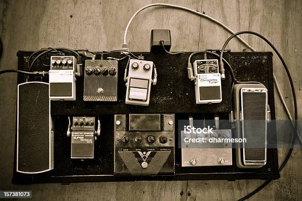Foto de Grunge Guitarra Pedais e mais fotos de stock de Pedal de efeitos para guitarra - Pedal de efeitos para guitarra, Música rock, Blues