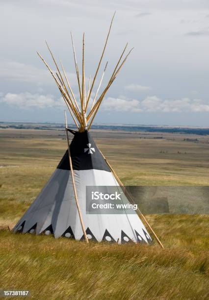 Teepee E Di Grasslands - Fotografie stock e altre immagini di Senza persone - Senza persone, Wigwam, Composizione verticale