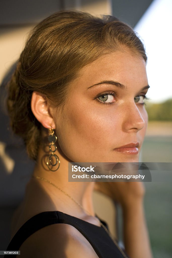 Retrato de mulher jovem ao pôr-do-sol - Foto de stock de 16-17 Anos royalty-free