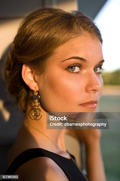 Foto de Retrato De Mulher Jovem Ao Pôrdosol e mais fotos de stock de 16-17 Anos - 16-17 Anos, 18-19 Anos, Adolescente