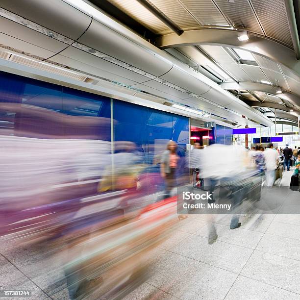 Aeroporto De Corrida - Fotografias de stock e mais imagens de Loja Isenta de Impostos - Loja Isenta de Impostos, Andar, Pessoas