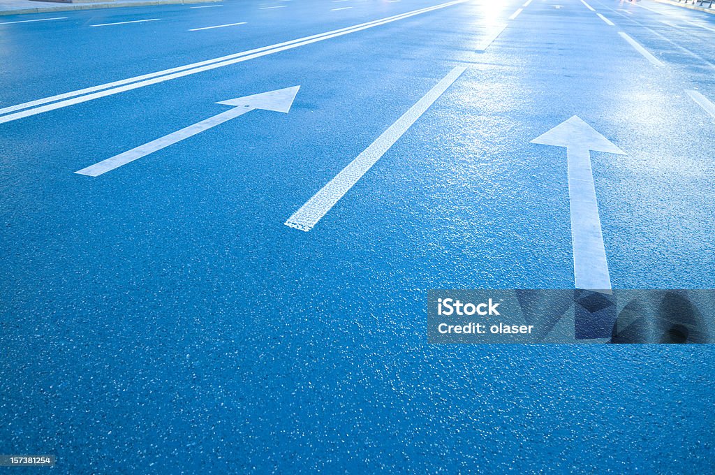 Белый стрелки и линии на Синяя дорога - Стоковые фото Новый роялти-фри