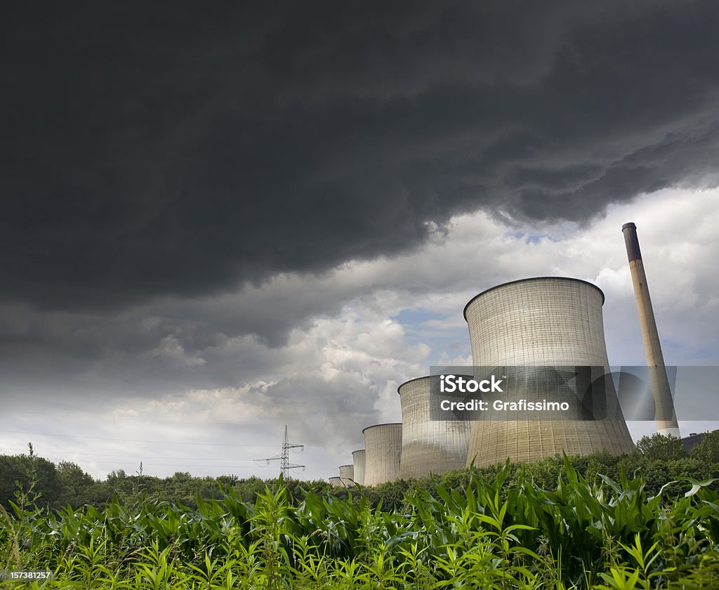 Выразительное небо над Электростанция - Стоковые фото Атомная электростанция роялти-фри