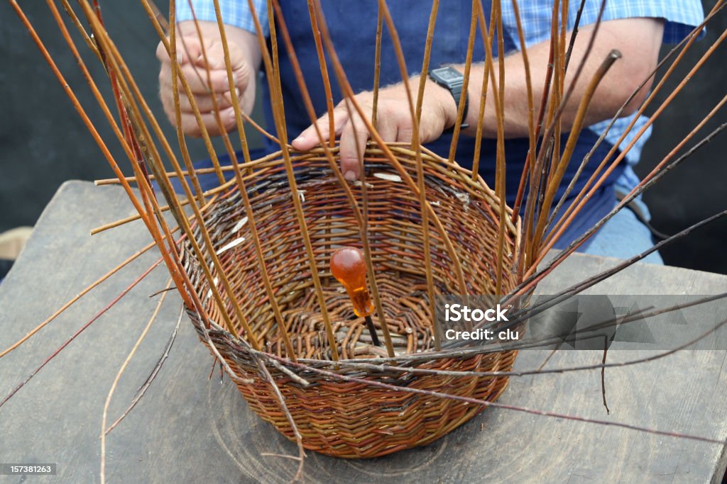 Basketmaker mãos em ação - Foto de stock de Salgueiro royalty-free