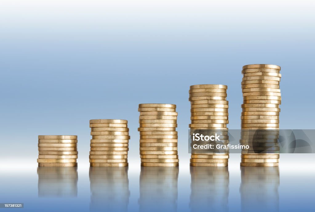 Moedas de Euro dourado no pilhas - Royalty-free Subir Foto de stock