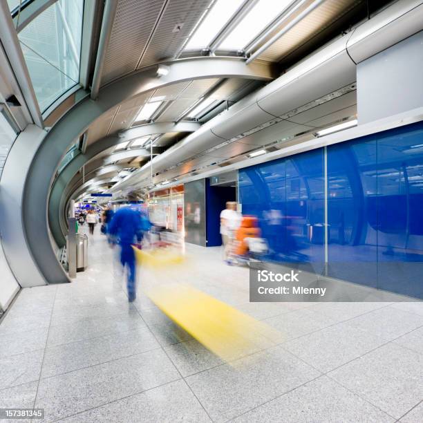 Turistas En El Aeropuerto Foto de stock y más banco de imágenes de Movimiento borroso - Movimiento borroso, Andar, Pasajero